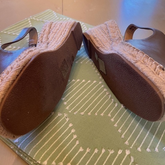 Journee Collection Crew Wedge Sandals for Women in EUC! Size 8.5 Color is Taupe - Picture 4 of 8